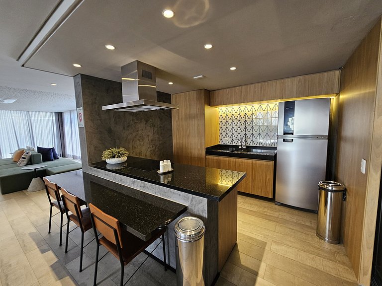 Belo studio com garagem no Anália Franco