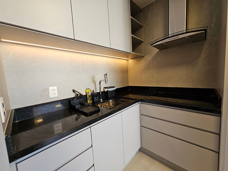 Studio completo, ao lado do metrô Tatuapé