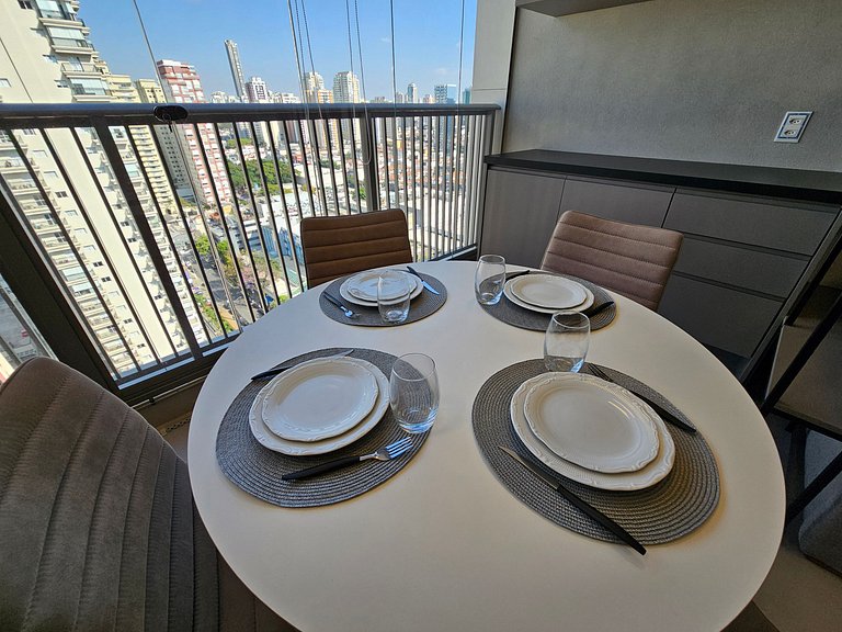 Studio completo, ao lado do metrô Tatuapé