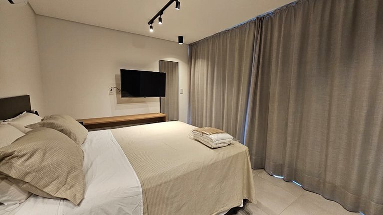 Belo studio com garagem no Anália Franco