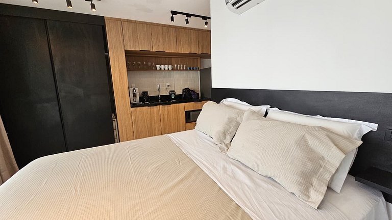 Belo studio com garagem no Anália Franco