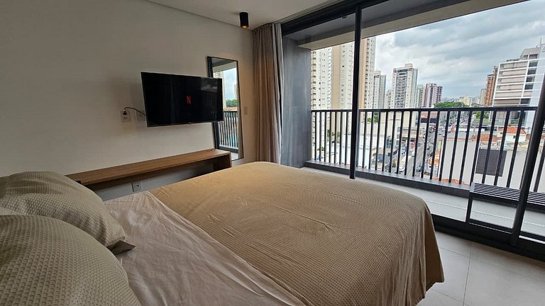 Belo studio com garagem no Anália Franco