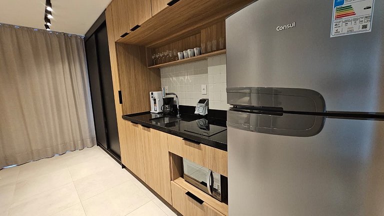 Belo studio com garagem no Anália Franco