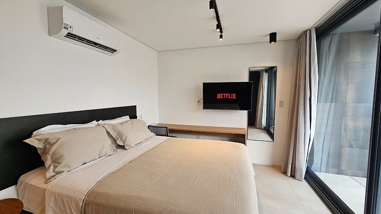 Belo studio com garagem no Anália Franco