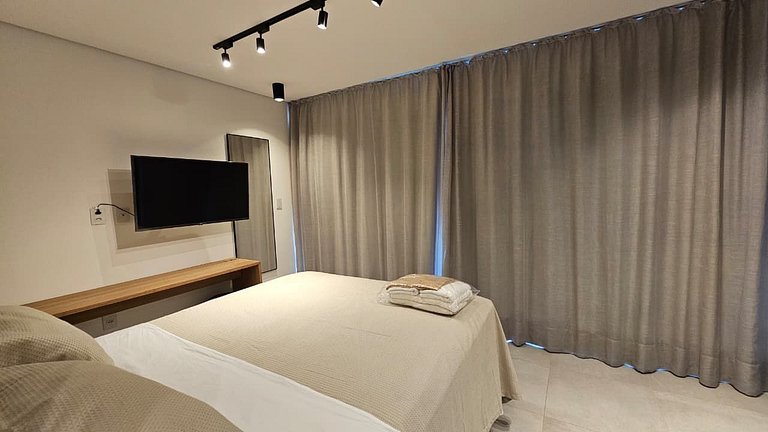 Belo studio com garagem no Anália Franco