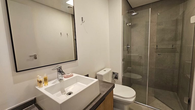 Belo studio com garagem no Anália Franco